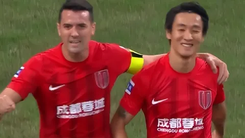 震惊！前国足名将赵鹏犀利点评蒋圣龙与朱辰杰：亚冠战场，两位新星表现力不从心！